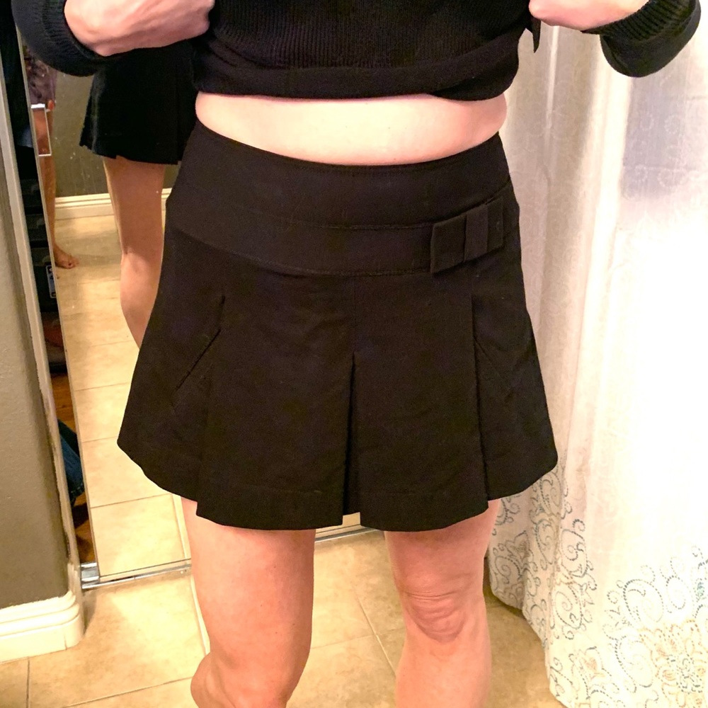 Black pleated mini skirt with pockets!
